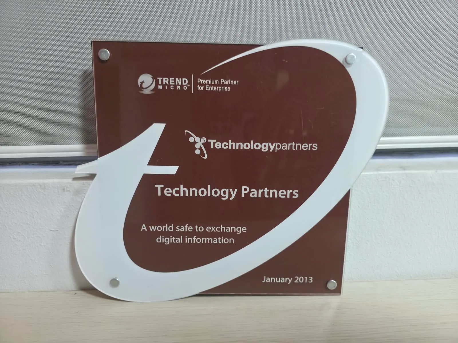 Placa conmemorativa de Trend Micro que acredita a Technology Partners como Premium Partner for Enterprise en enero de 2013.